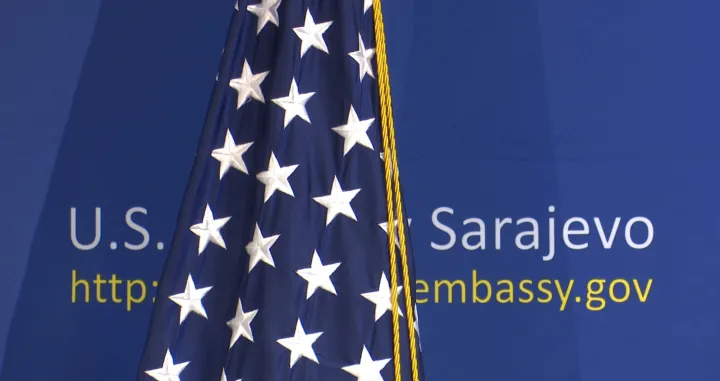 Zastava u Ambasadi SAD u Sarajevu/Voa