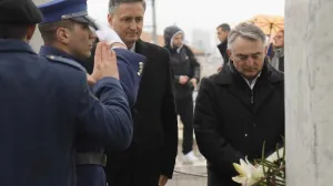 U znak sjećanja na sve one koji su položili živote za nezavisnost i slobodu Bosne i Hercegovine, danas je na Šehidskom mezarju Kovači u Sarajevu odata počast povodom Dana nezavisnosti BiH./Senad Gubelić