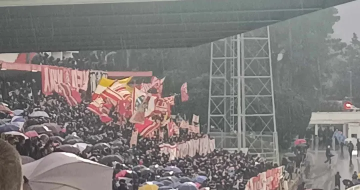 Navijači pale transparente