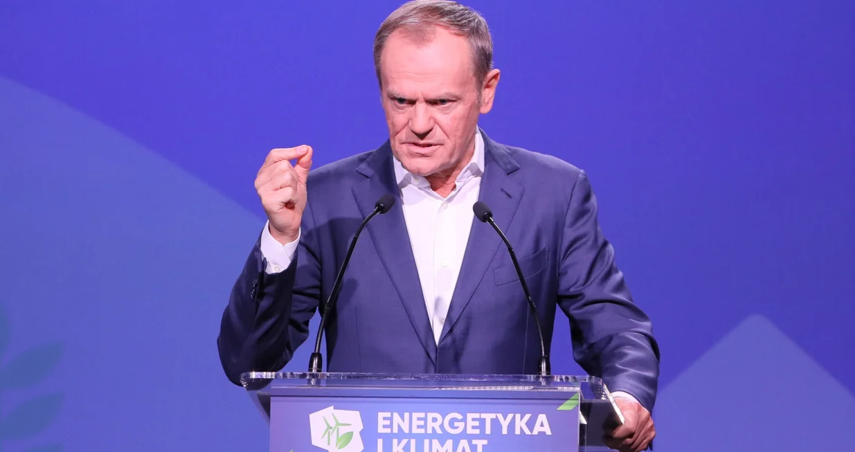 epa10324618 Leader of main opposition party Civic Platform (PO) Donald Tusk speaks during the Civic Platform party program congress on energy, environmental protection and climate in Warsaw, Poland, 24 November 2022. The parliamentary elections in Poland will be held in the autumn 2023. EPA/Pawel Supernak POLAND OUT/Pawel Supernak