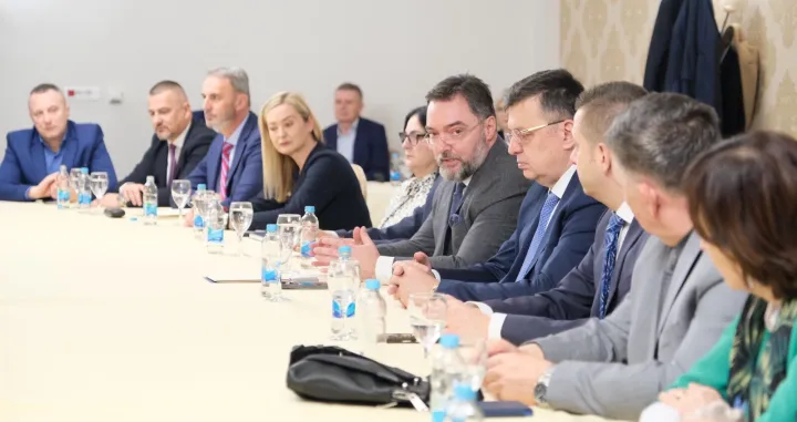 Ministar vanjske trgovine i ekonomskih odnosa BiH Staša Košarac održao je danas radni sastanak sa direktorima i zamjenicima direktora agencija na nivou Bosne i Hercegovine, a koji dolaze iz entiteta Republika Srpska. Sastanak je održan u Administrativnom centru Vlade RS-a u Istočnom Sarajevu.//