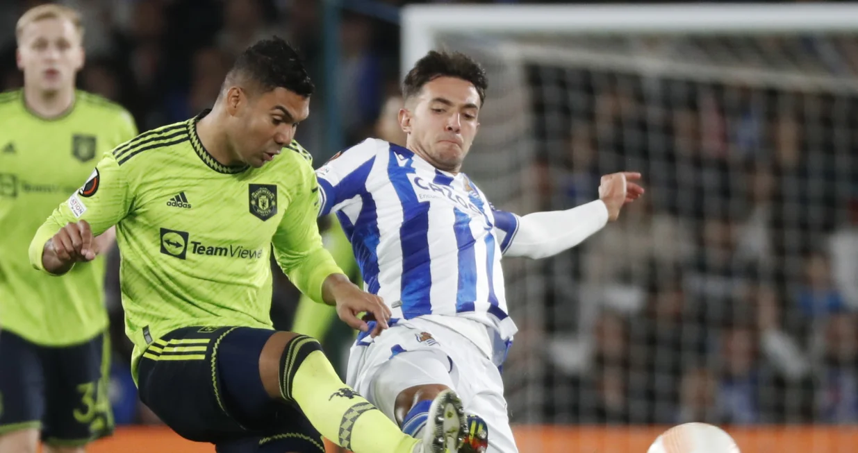 epa10284344 Real Sociedad's midfielder Martin Zubimendi (R) in action against Manchester United's midfielder Casemiro (L) during the UEFA Europa League soccer E soccer match between Real Sociedad and Manchester United held at Reale Arena Stadium, in San Sebastian, northern Spain, 03 November 2022. EPA/Javier Etxezarreta