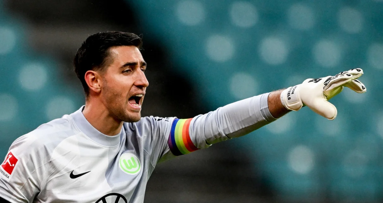 epa09704574 Wolfsburg's goalkeeper Koen Casteels reacts during the German Bundesliga soccer match between RB Leipzig and VfL Wolfsburg in Leipzig, Germany, 23 January 2022. EPA/FILIP SINGER CONDITIONS - ATTENTION: The DFL regulations prohibit any use of photographs as image sequences and/or quasi-video.