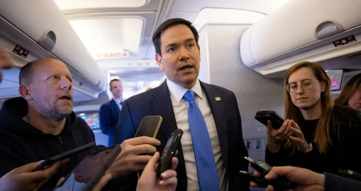 U.S. Secretary of State Marco Rubio speaks with the media on his military airplane as he flies to Jeddah, Saudi Arabia March 10, 2025. Rubio arrived in the Red Sea port city of Jeddah ahead of the talks with Ukrainian officials expected on March 11, leading a delegation including Mike Waltz, U.S. President Donald Trump&#039;s national security adviser.  SAUL LOEB/Pool via REUTERS/Saul Loeb