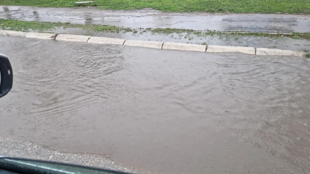 Kiša natopila saobraćajnicu/Sanel Konjhodžić