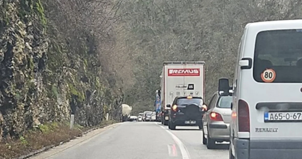 Obustavljen saobraćaj za teretna vozila/Viber//