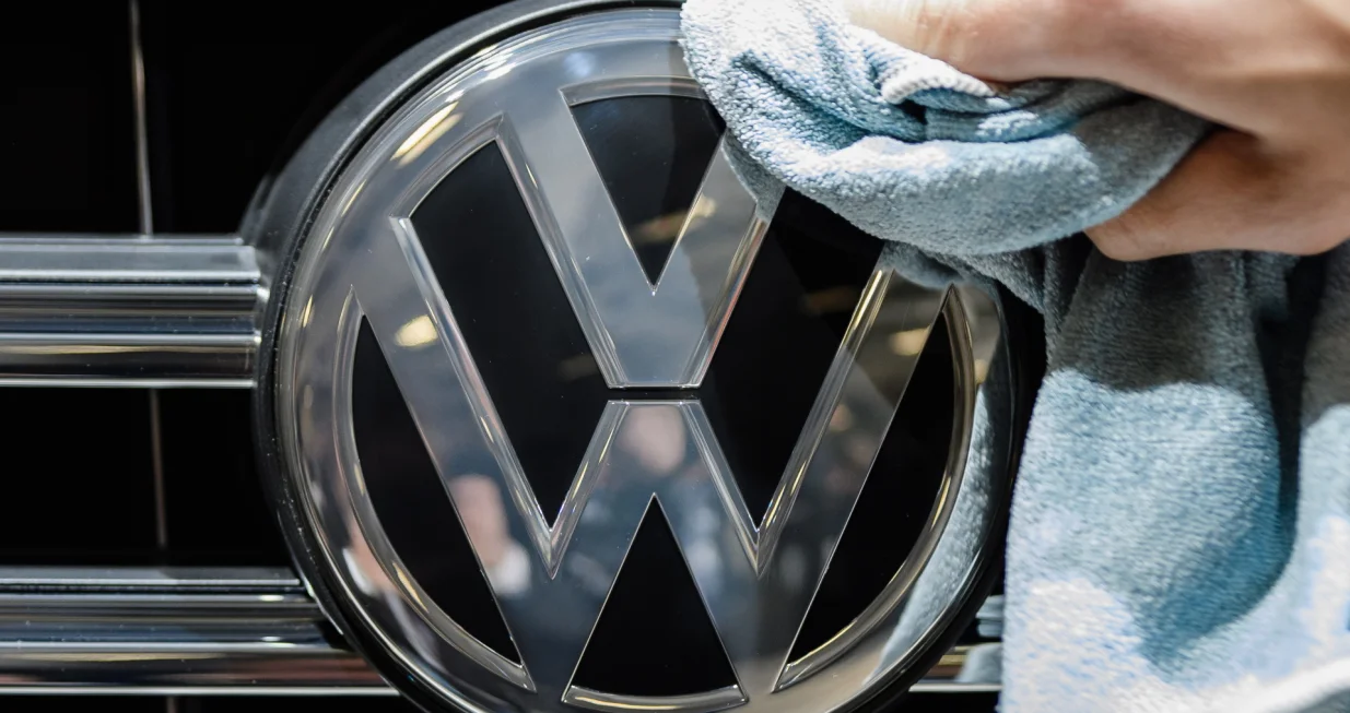 epa08442643 (FILE) - An assistant cleans a the logo of a VW Touareg SUV car prior to the annual general meeting (AGM) in Berlin, Germany, 03 May 2018 (reissued 25 May 2020). According to reports on 25 May 2020, German federal court in Karlsruhe issued a verdict in Volkswagen diesel emissions case, and said a customer can hand back to Volkswagen a car equipped with a diesel engine if the engine contained an illegal cheating device. Customer may also demand a partial refund of the purchasing price. EPA/CLEMENS BILAN *** Local Caption *** 54305844/Clemens Bilan