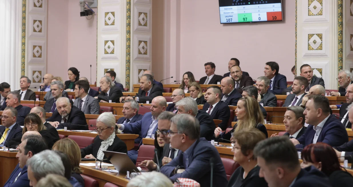 Zagreb, Hrvatska - 16. prosinca 2022:Hrvatski sabor nije usvojio odluku o obuci ukrajinskih vojnika u Hrvatskoj u sklopu misije EUMAM za koju je trebala dvotrećinska većina, najmanje 101 glas, iako su već 22 države Europske unije uključene u ovu misiju (Stipe Majic - Anadolu Agency)/�