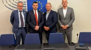 Saša Magazinović sa europarlamentarcima/- 