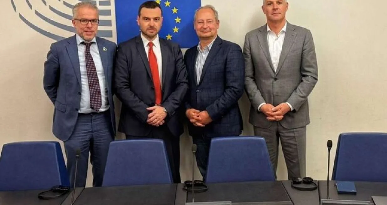 Saša Magazinović sa europarlamentarcima/- 