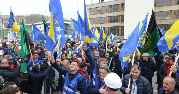 Rudari ispred zgrade Vlade FBiH/Senad Gubelić/