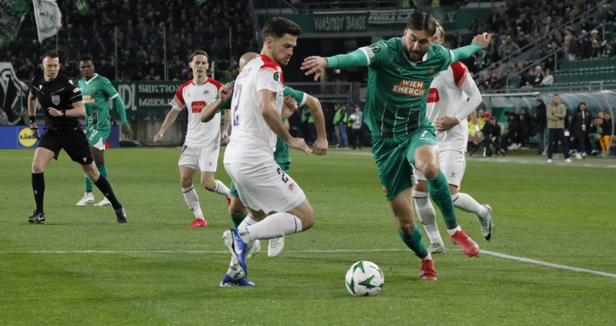 Fussball UEFA Conference League 2024/2025, Achtelfinale - SK Rapid Wien vs. FK Borac Banja Luka - Allianz Stadion/Weststadion Wien, ?sterreich: Dion Beljo SK Rapid Wien 7 im Zweikampf *** Football UEFA Conference League 2024 2025, round of 16 SK Rapid Vienna vs FK Borac Banja Luka Allianz Stadium Weststadion Vienna, Austria Dion Beljo SK Rapid Vienna 7 in a duel Copyright: xLukasxBierederx Photo: IMAGO/Lukas Biereder/IMAGOSPORT