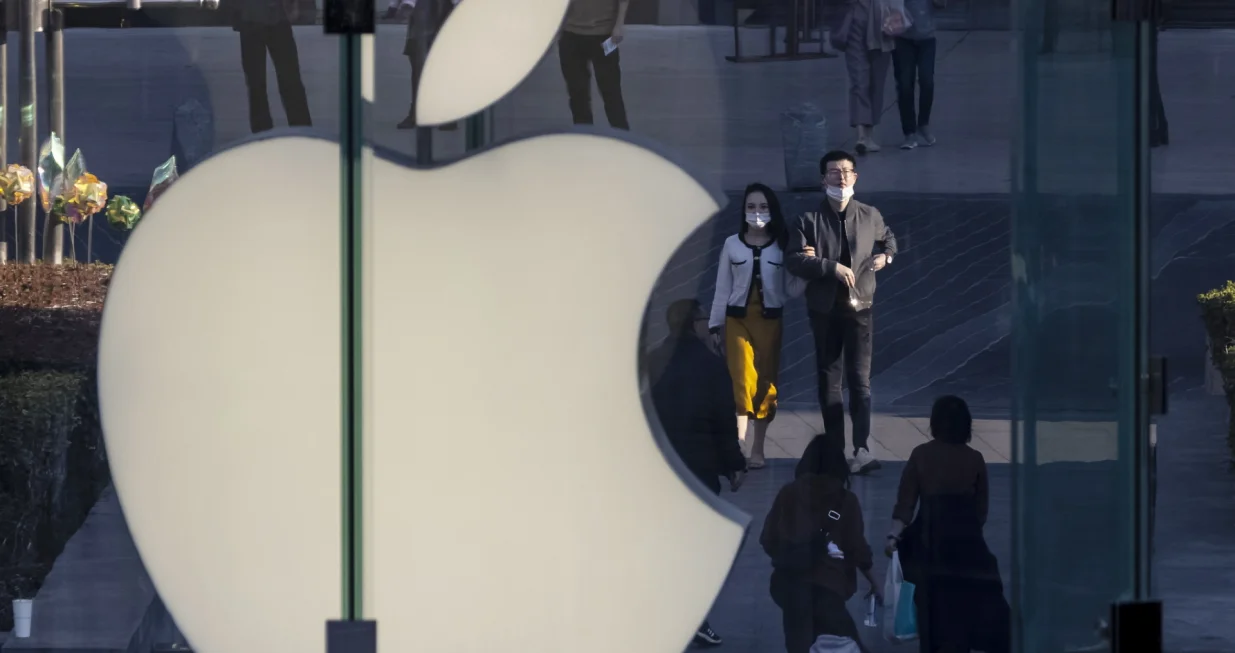epa09027457 People walk next to the Apple logo in the financial district of Shanghai, China, 21 February 2021. Provinces in China have set the growth targets to be over 6.5 per cent for 2021 before the annual session of the National People's Congress set for 04 March in Beijing. China's economy grew 2.3 per cent in 2020 despite the COVID-19 pandemic, according to data from the National Bureau that was released in January 2021. EPA/ALEX PLAVEVSKI/Alex Plavevski