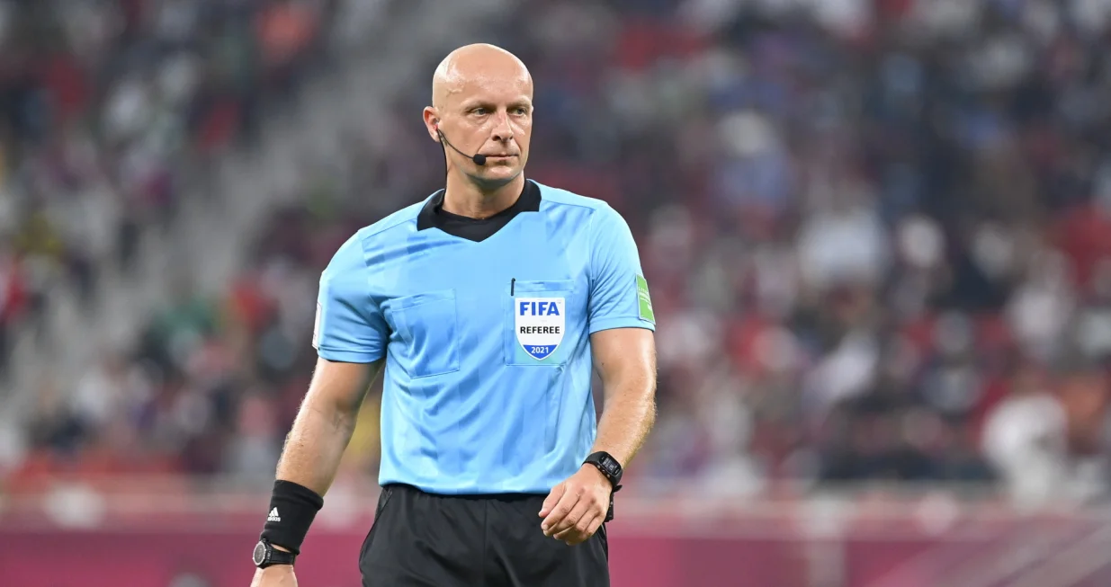 epa09643893 Polish referee Szymon Marciniak reacts during the FIFA Arab Cup 2021 semi final soccer match between Qatar and Algeria at Al Thumama Stadium in Doha, Qatar, 15 December 2021. EPA/NOUSHAD THEKKAYIL