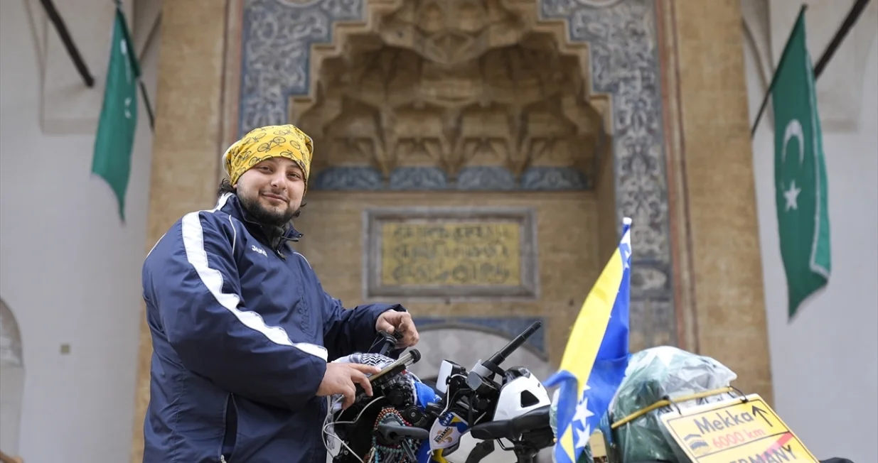 Burak Ozturk, 26-godišnji Turčin iz Njemačke, krenuo je na hadž biciklom, na put duži od 6.000 kilometara. Na svom putovanju ka Mekki stigao je u Sarajevo, gdje je dočekan s ljubavlju i gostoprimstvom/Ismail Özdemir