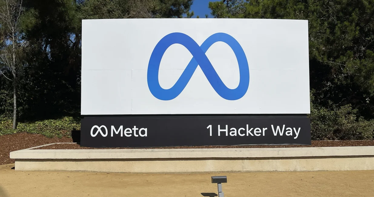 epa09553140 Facebook rebrands their billboard sign featuring a new logo and name 'Meta' in front of Facebook headquarters in Menlo Park, California, USA, 29 October 2021. EPA/JOHN G. MABANGLO/John G. Mabanglo