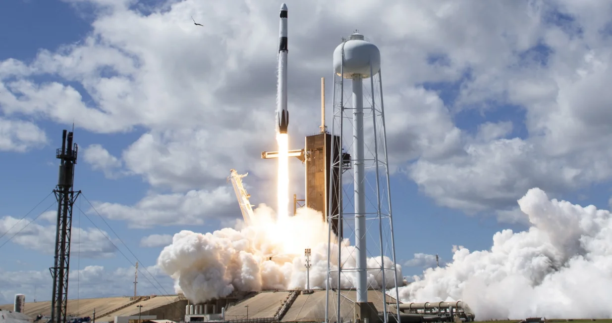 epa10225936 A handout photo made available by NASA shows a SpaceX Falcon 9 rocket carrying the company's Crew Dragon spacecraft launching on NASA's SpaceX Crew-5 mission to the International Space Station with NASA astronauts Nicole Mann and Josh Cassada, Japan Aerospace Exploration Agency (JAXA) astronaut Koichi Wakata, and Roscosmos cosmonaut Anna Kikina onboard, at NASA's Kennedy Space Center in Florida, USA, 05 October 2022. NASA's SpaceX Crew-5 mission is the fifth crew rotation mission of the SpaceX Crew Dragon spacecraft and Falcon 9 rocket to the International Space Station as part of the agency's Commercial Crew Program. Mann, Cassada, Wakata, and Kikini launched at 12:00 p.m. EDT from Launch Complex 39A at the Kennedy Space Center to begin a six month mission onboard the orbital outpost. EPA/NASA/Joel Kowsky HANDOUT MANDATORY CREDIT: (NASA/Joel Kowsky) HANDOUT EDITORIAL USE ONLY/NO SALES HANDOUT EDITORIAL USE ONLY/NO SALES/Nasa/joel Kowsky Handout