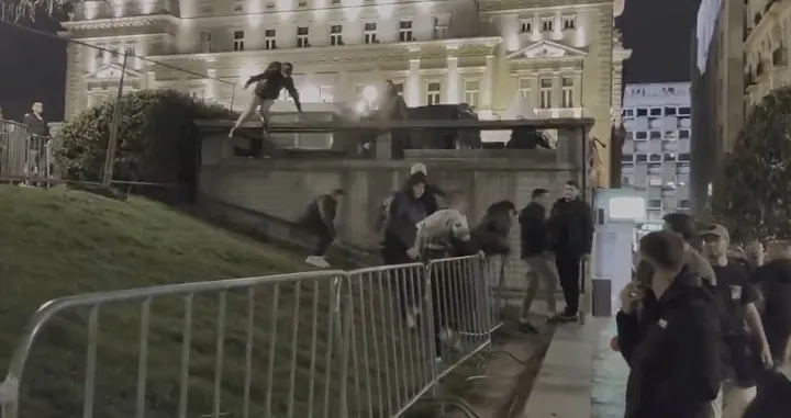 "Studenti koji žele da uče" u Beogradu, bježe iz parka/Screenshot