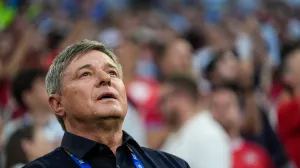 Dragan Stojković PiksiMinhen, NjemaДЌka - 25. jun 2024: Selektor Srbije Dragan StojkoviД‡ uoДЌi fudbalske utakmice grupe C UEFA EURO 2024 izmeД'u Danske i Srbije na Alijanc areni u Minhenu. (Mahmut Serdar AlakuЕџ - Anadolu Agency)