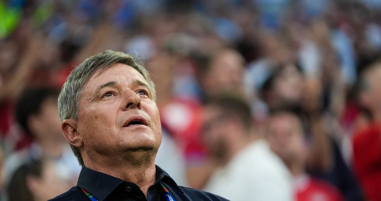 Dragan Stojković PiksiMinhen, NjemaДЌka - 25. jun 2024: Selektor Srbije Dragan StojkoviД‡ uoДЌi fudbalske utakmice grupe C UEFA EURO 2024 izmeД'u Danske i Srbije na Alijanc areni u Minhenu. (Mahmut Serdar AlakuЕџ - Anadolu Agency)