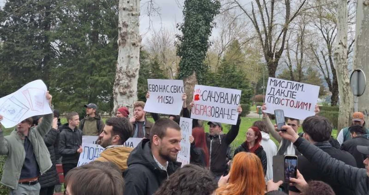Građani u Banjoj Luci na protestnom skupu/