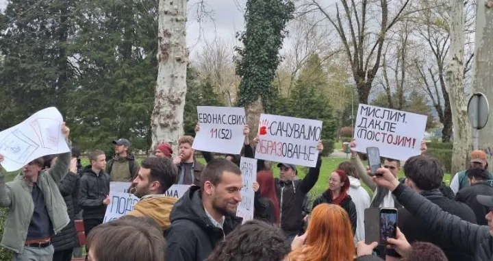 Građani u Banjoj Luci na protestnom skupu/