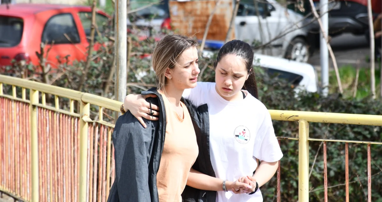 KOДЊANI (AA) - Ministar unutraЕЎnjih poslova Sjeverne Makedonije PanДЌo ToЕЎkovski potvrdio je da je najmanje 51 osoba poginula u diskoteci u KoДЌanima, gdje je sinoД‡ izbio poЕѕar tokom koncerta. Ljudi su se okupili ispred ulaza u bolnicu u KoДЌanima, ДЌekajuД‡i informacije o svojim najmilijima koji su povrijeД'eni u poЕѕaru. (Umeys Sulejman - Anadolu Agency)/