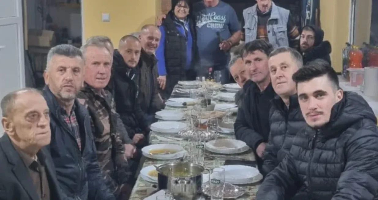 Pejo Brtan ugostio komšije/ Jajceoniline/