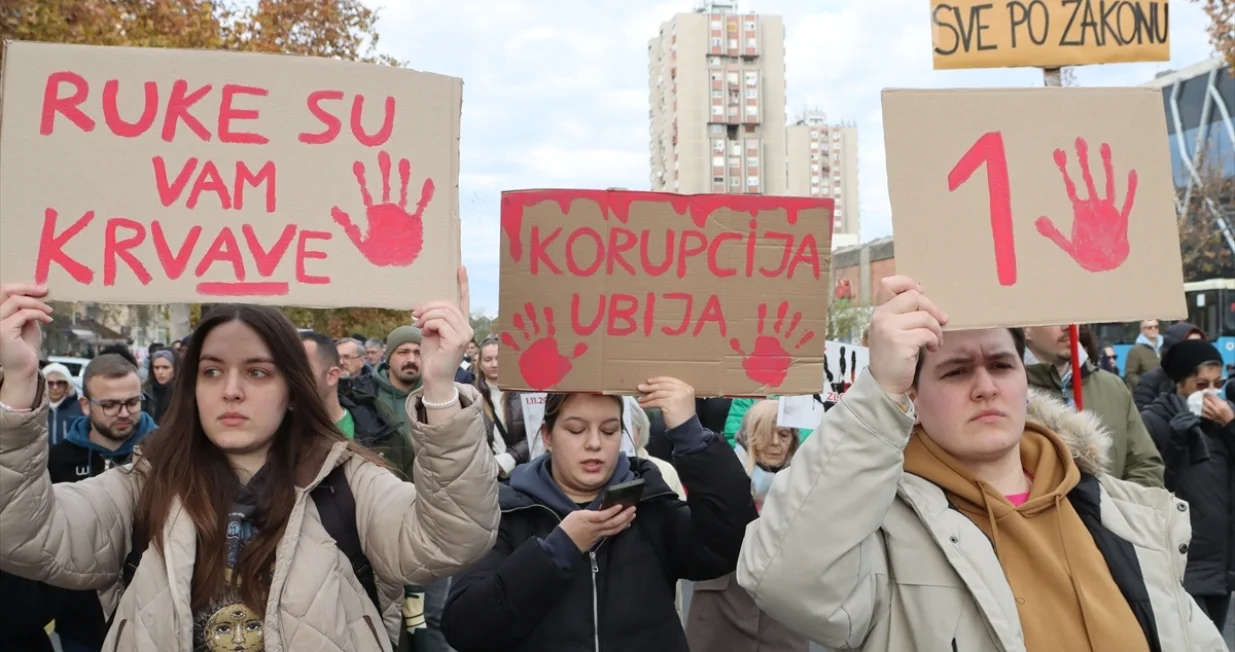 studenti ruke krvave.jpg/