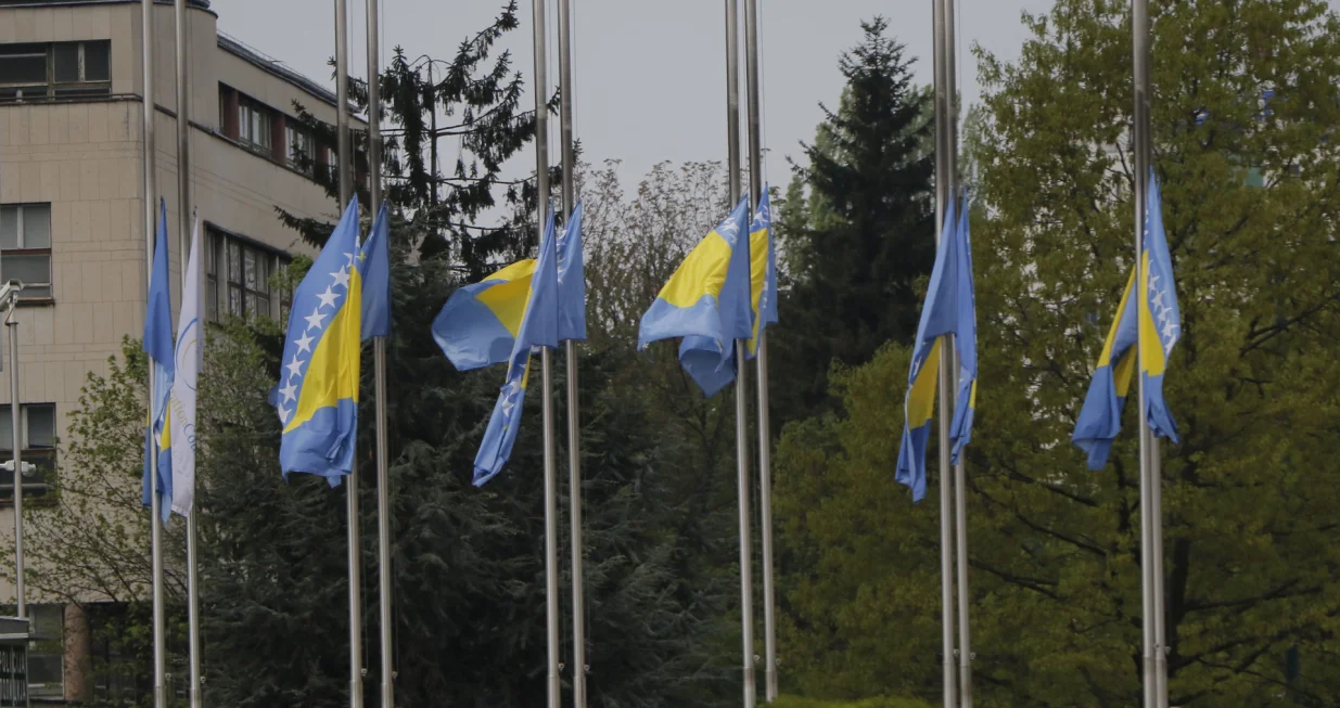 Nakon masakra koji je počinjen u Osnovnoj školi "Vladislav Ribnikar" na beogradskoj opštini Vračar dan žalosti u BiH. Zastave na pola koplja plato Parlamentarna skupština Bosne i Hercegovine/Senad Gubelić