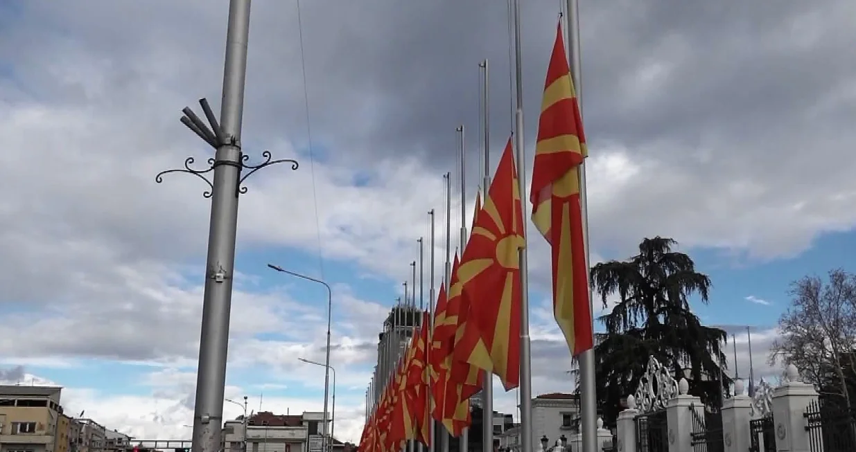 S.Makedonija - Zastave na pola koplja/