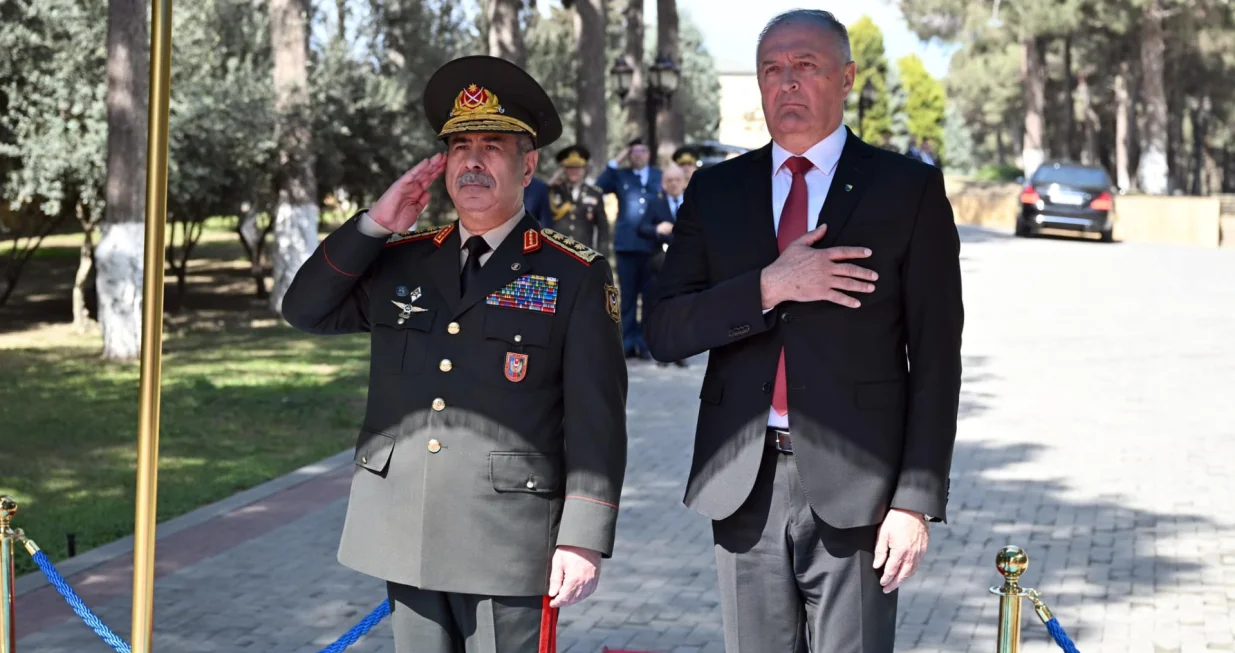 Prvog dana zvanične posjete Azerbejdžanu imao sam službene sastanke sa predsjednikom Azerbejdžana Ilham Aliyevim i ministrom odbrane ove zemlje general-pukovnikom Zakirom Hasanovim//