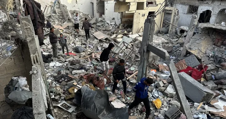 U toku su akcije potrage i spašavanja u ruševinama nakon izraelskih napada na Pojas Gaze u kojima su ubijene najmanje 322 osobe/Hamza Z. H. Qraiqea