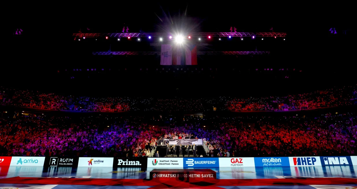 16.03.2025., Arena Zagreb, Zagreb - Kvalifikacije za EHF EUR0 2026, skupina 5, 4. kolo, Hrvatska - Ceska. Svecani oprostaj kapetana Domagoja Duvnjaka, Igora Karacica i Ivana Pesica nakon osvojene srebrne medalje na Svjetskom prvenstvu nakon cega su zavrsili karijeru u reprezentaciji. Klapa Intrade i Tomislav Bralic. Photo: Igor Kralj/PIXSELL