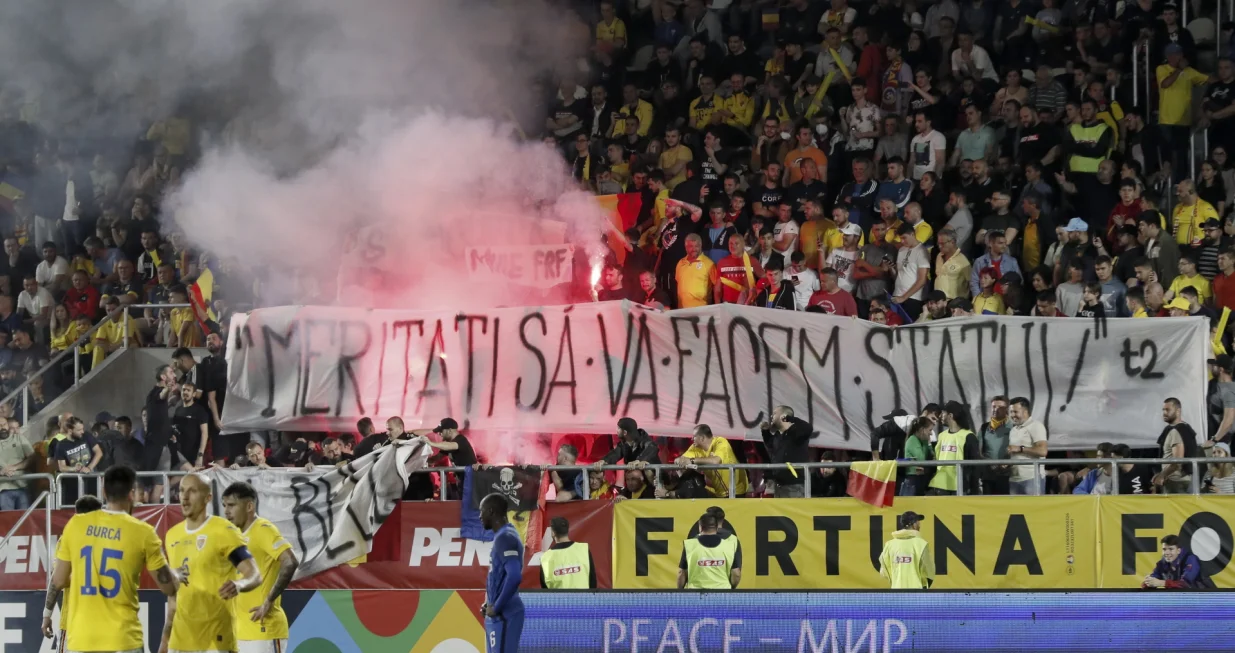 epa10008635 Fans of Romania light flares during the UEFA Nations League soccer match between Romania and Finland in Bucharest, Romania, 11 June 2022. EPA/ROBERT GHEMENT