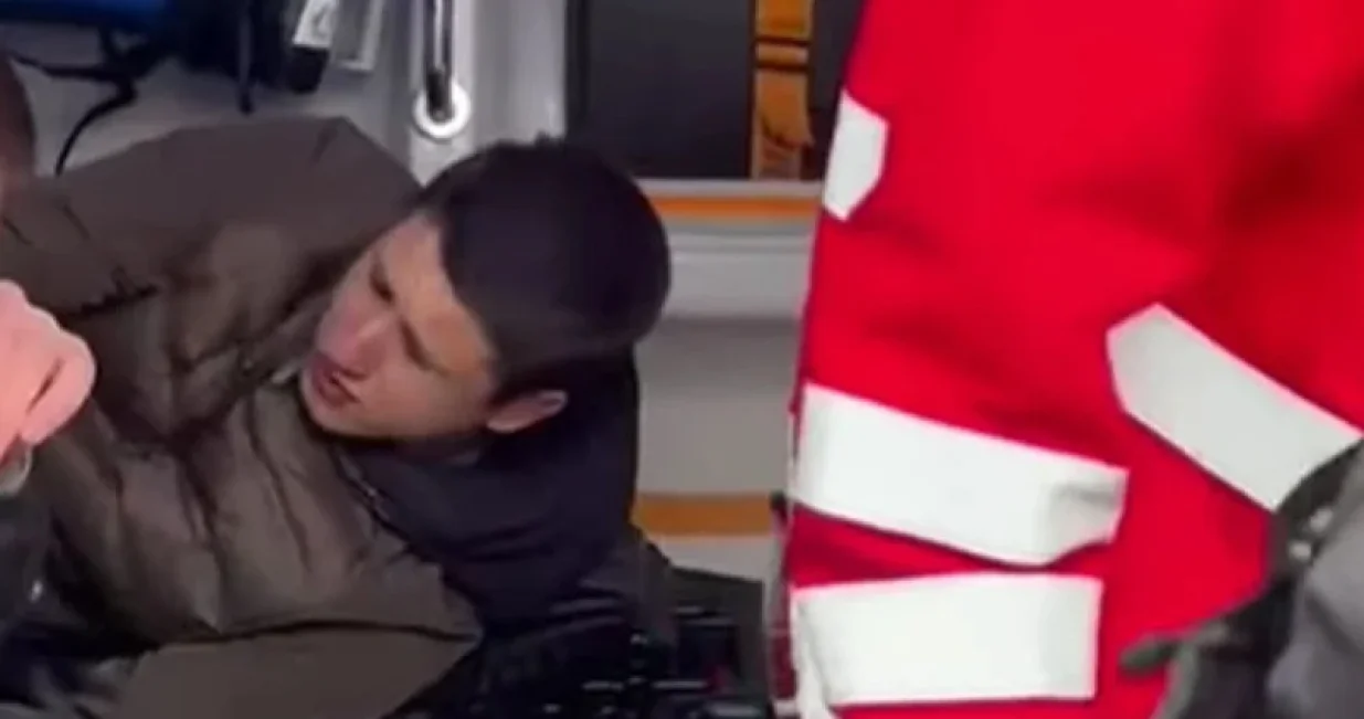 Miloš Pavlović, predvodnik Ćacija, neformalni lider "studenata koji žele da uče" tvrdi da je napadnut u Pionirskom parku u Beogradu/Screenshot