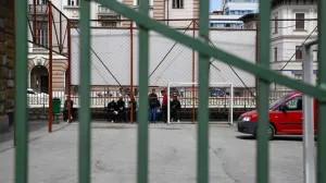 Školsko dvorište ograda srednja zanatska škola Drvenija srednjoškolci/Damir Deljo