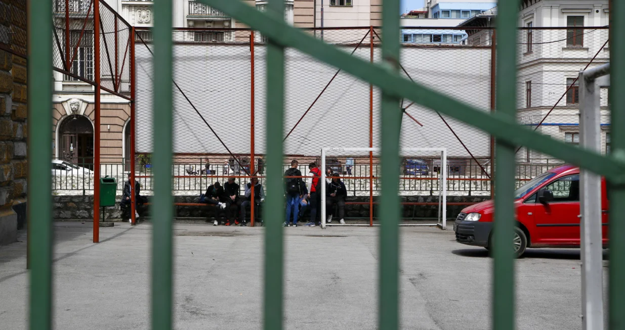 Školsko dvorište ograda srednja zanatska škola Drvenija srednjoškolci/Damir Deljo