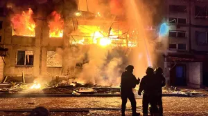 Dobropilje, Ukrajina, 7. mart 2025.Ukrajinski predsjednik Volodimir Zelenski saopД‡io je da je najmanje 11 osoba ubijeno u sinoД‡njem ruskom zraДЌnom napadu u istoДЌnoj ukrajinskoj regiji Donjeck.Prema posljednjim informacijama, u napadu je poginulo 11 osoba, a povrijeД'eno je viЕЎe od 30 osoba, meД'u kojima i petoro djece.Napomenuo je i da je oЕЎteД‡ena upravna zgrada u centru grada i osam stambenih zgrada. (State Emergency Service - Anadolu Agency)/