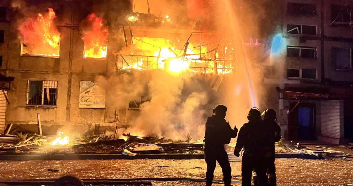 Dobropilje, Ukrajina, 7. mart 2025.Ukrajinski predsjednik Volodimir Zelenski saopД‡io je da je najmanje 11 osoba ubijeno u sinoД‡njem ruskom zraДЌnom napadu u istoДЌnoj ukrajinskoj regiji Donjeck.Prema posljednjim informacijama, u napadu je poginulo 11 osoba, a povrijeД'eno je viЕЎe od 30 osoba, meД'u kojima i petoro djece.Napomenuo je i da je oЕЎteД‡ena upravna zgrada u centru grada i osam stambenih zgrada. (State Emergency Service - Anadolu Agency)/