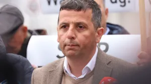 Poslanik u NSRS Nebojša Vukanović pres ispred ohr-a/Senad Gubelić