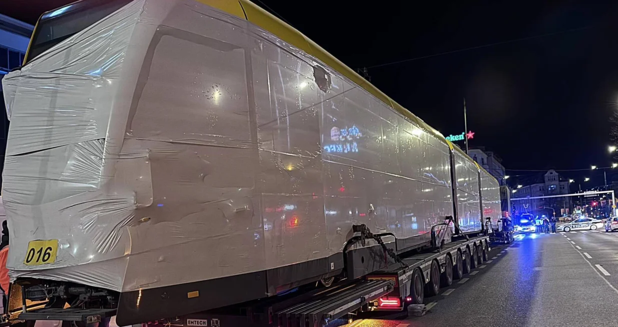 prvi od 10 novih tramvaja stigao u sarajevo Facebook/Facebook