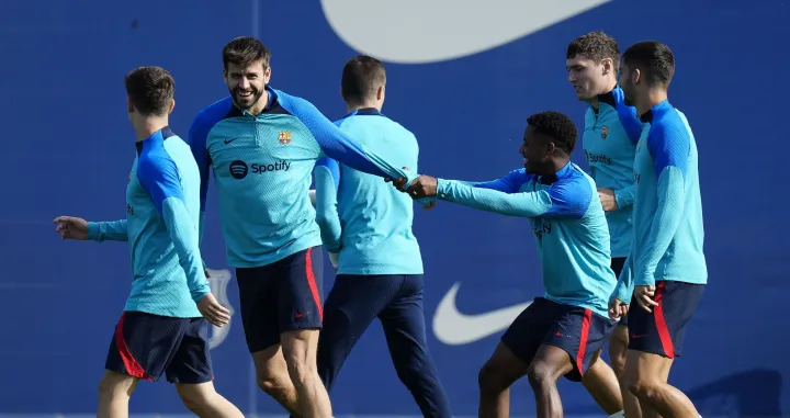 epa10292337 FC Barcelona's defender Gerard Pique (C-L) and striker Ansu Fati (C-R) attend a training session at Joan Gamper Sports City in Barcelona, Catalonia, Spain, 07 November 2022. EPA/Enric Fontcuberta