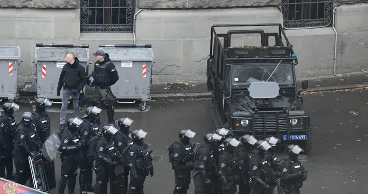 Vozilo sa nečim što liči na zvučni top/Vesna Lalić