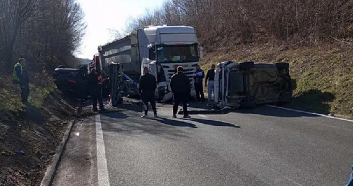 Prevrnuta vozila na mjestu nesreće/Grupa Patrole Radari// 