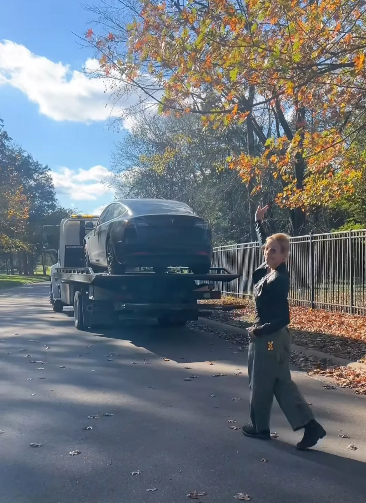 Poznata country pjevačica Sheryl Crow se pozdravlja sa svojom teslom/