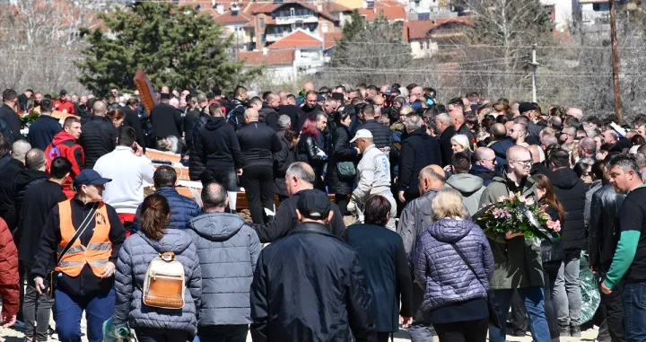 KOČANI (AA) – Trideset od 59 ljudi koji su poginuli u požaru u noćnom klubu u Kočanima sahranjeno je danas u gradu na istoku Sjeverne Makedonije./Anadolija 