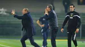 epa10298687 Juventus's head coach Massimiliano Allegri (L) gestures during the Italian Serie A soccer match Hellas Verona vs Juventus FC in Verona, Italy, 10 November 2022. EPA/SIMONE VENEZIA