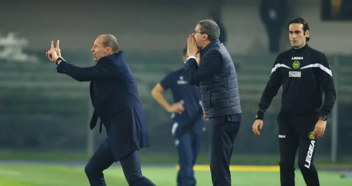 epa10298687 Juventus's head coach Massimiliano Allegri (L) gestures during the Italian Serie A soccer match Hellas Verona vs Juventus FC in Verona, Italy, 10 November 2022. EPA/SIMONE VENEZIA