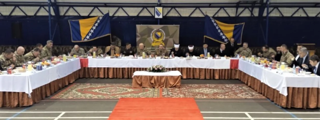 Tradicionalni zajednički iftar i prijem za visoke zvanice iz Oružanih snaga Bosne i Hercegovine, NATO-a i predstavnika EUFOR-a te društveno političkog života u BiH iz reda svih vjerskih konfesija, obilježen je u Komandi za podršku Oružanih snaga BiH, u kasarni "Kozara" u Banjoj Luci//